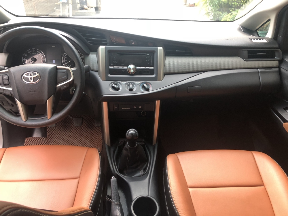 Toyota Innova 2018 số sàn màu Bạc
