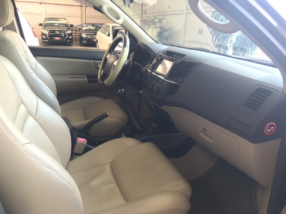 Bán Toyota Fortuner 2.4G máy dầu số sàn, màu đen, sx 2015. Giá cả thương thảo ạ!  Ngân hàng hỗ trợ 70%