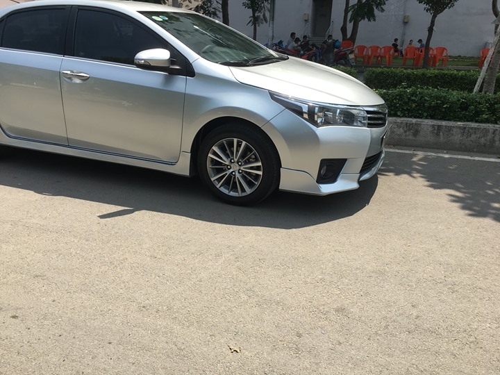 Cần bán xe Toyota Altis 2015 số sàn màu bạc, đi 43.000 Km