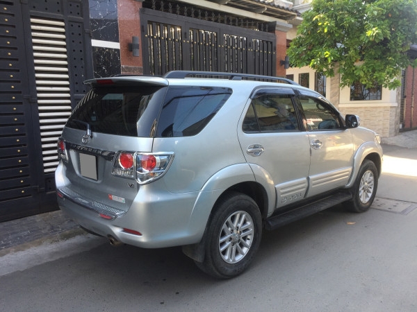 Bán xe Toyota Fortuner 2014 tự động máy xăng màu bạc