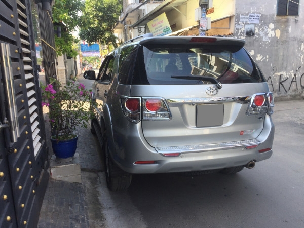 Bán xe Toyota Fortuner 2014 tự động máy xăng màu bạc