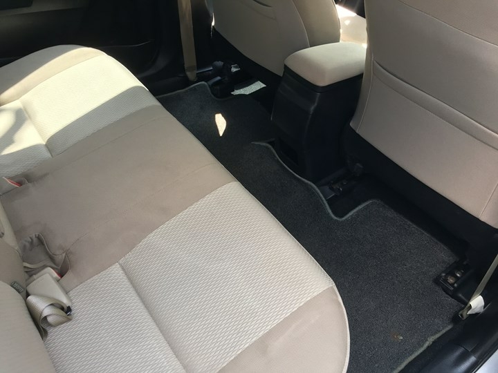 Cần bán xe Toyota Altis 2015 số sàn màu bạc, đi 43.000 Km