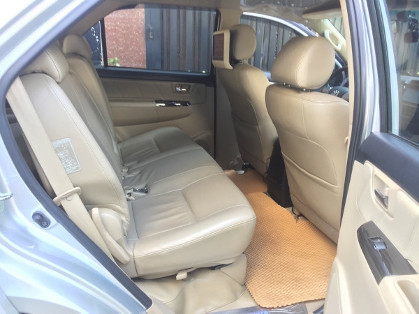 Bán xe Toyota Fortuner 2014 tự động máy xăng màu bạc