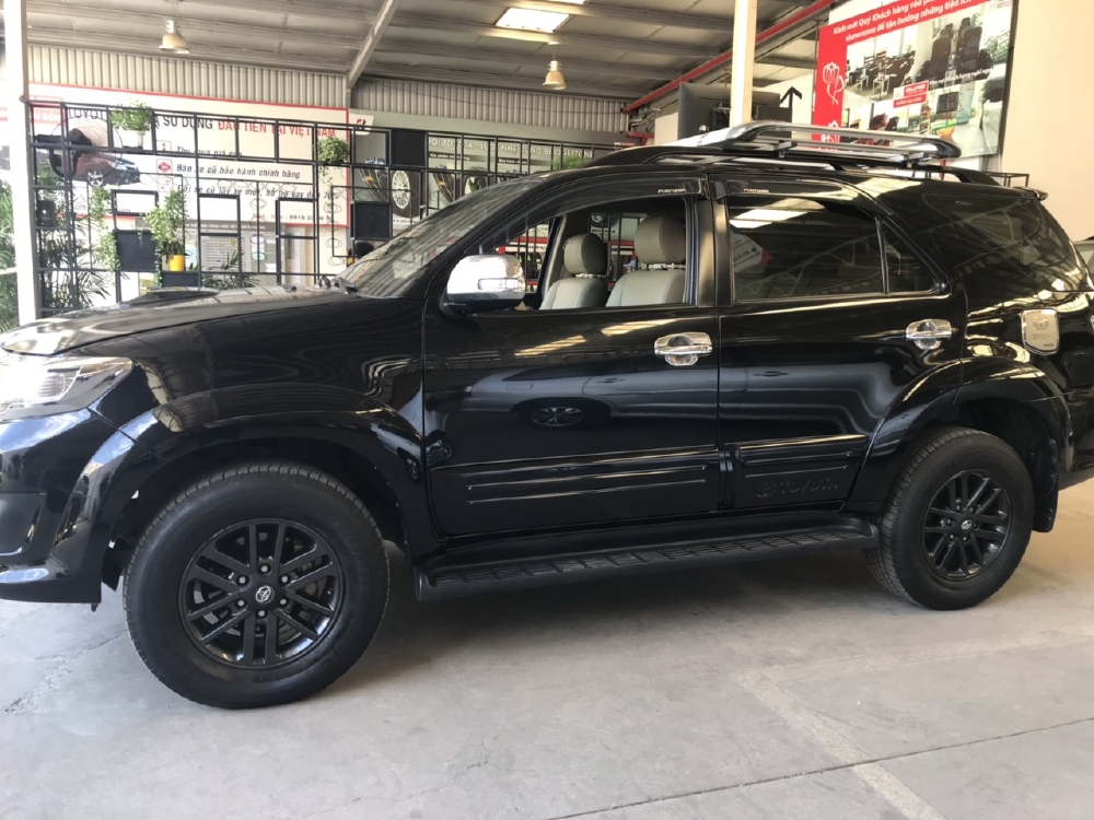 Bán Toyota Fortuner 2.4G máy dầu số sàn, màu đen, sx 2015. Giá cả thương thảo ạ!  Ngân hàng hỗ trợ 70%