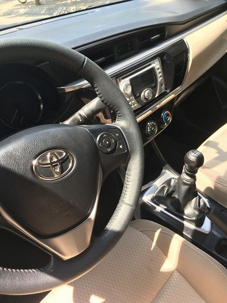 Cần bán xe Toyota Altis 2015 số sàn màu bạc, đi 43.000 Km