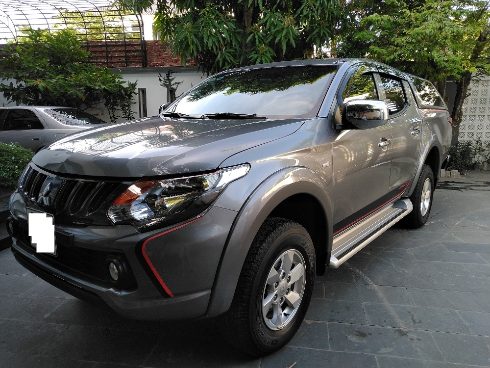 Cần bán xe Mitsubishi Triton 2017 số tự động máy dầu màu xám biển tp