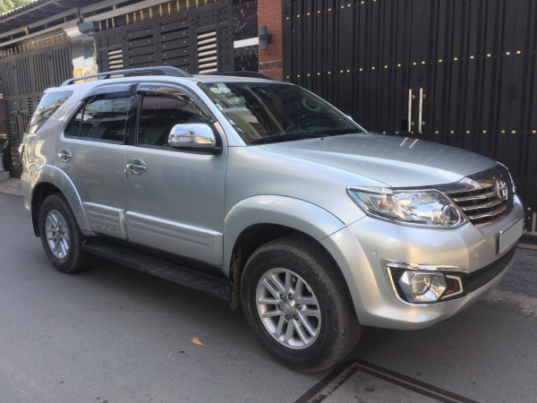 Bán xe Toyota Fortuner 2014 tự động máy xăng màu bạc