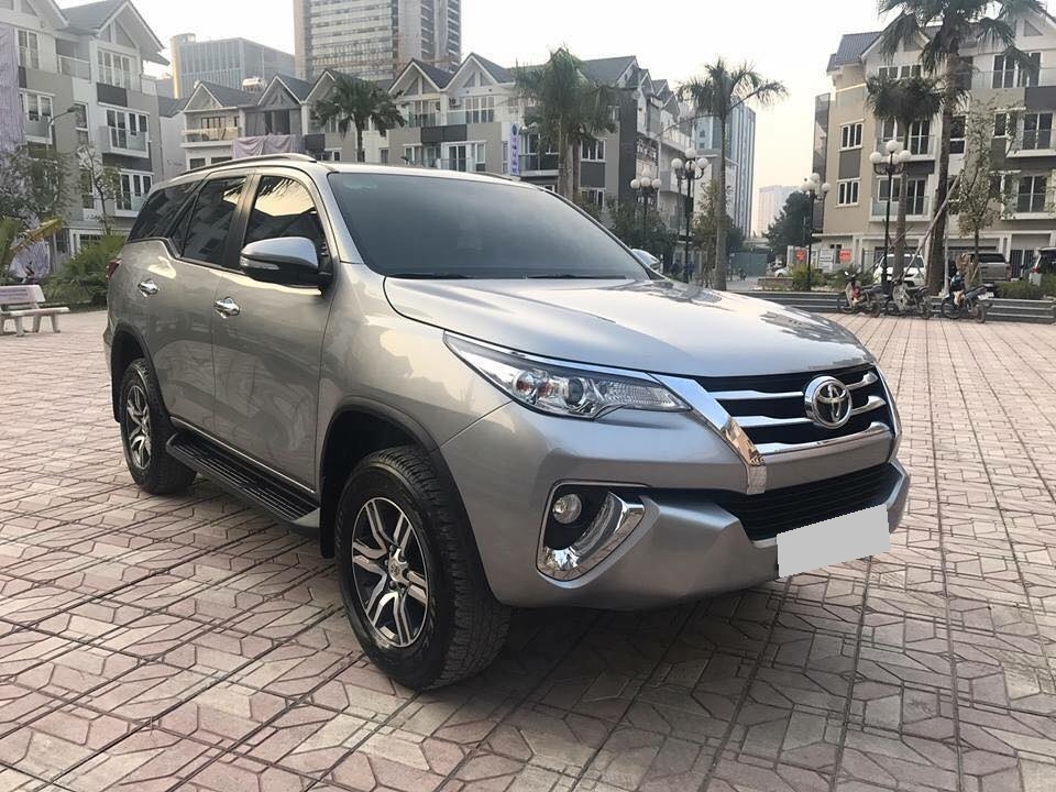 Bán Toyota Fortuner 2018 tự động xăng màu bạc xe như mới
