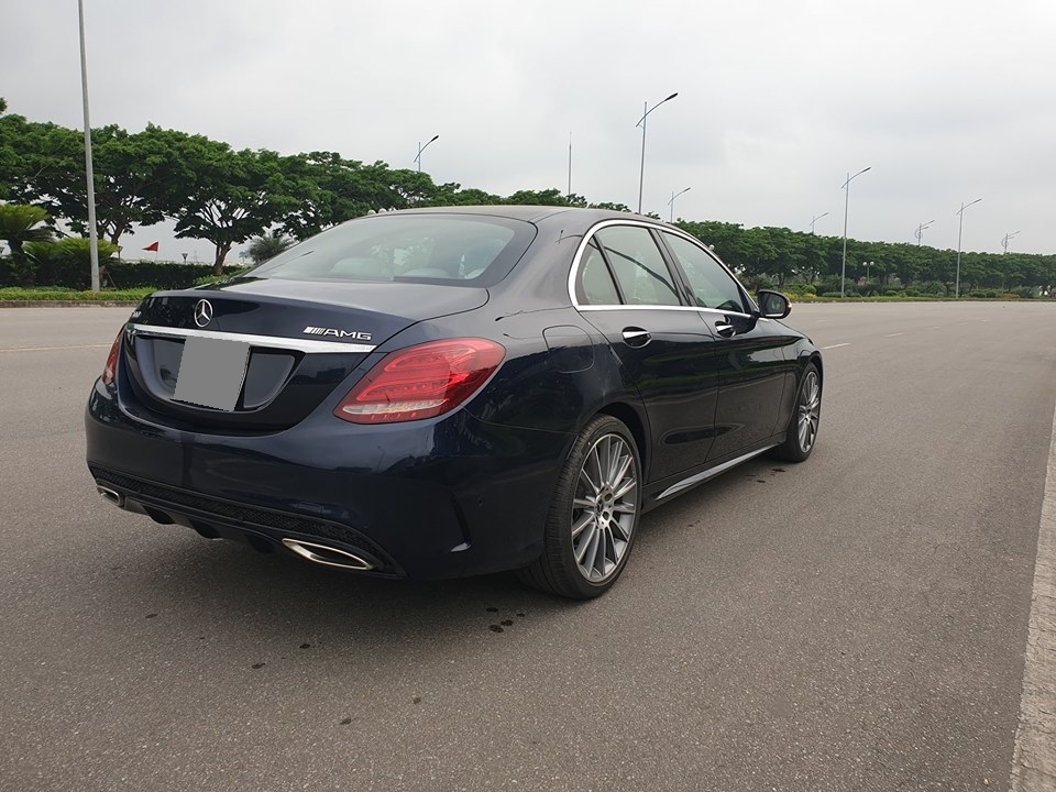Bán Mercedes C300 AMG 2018 xanh đen cực kỳ sang trọng.