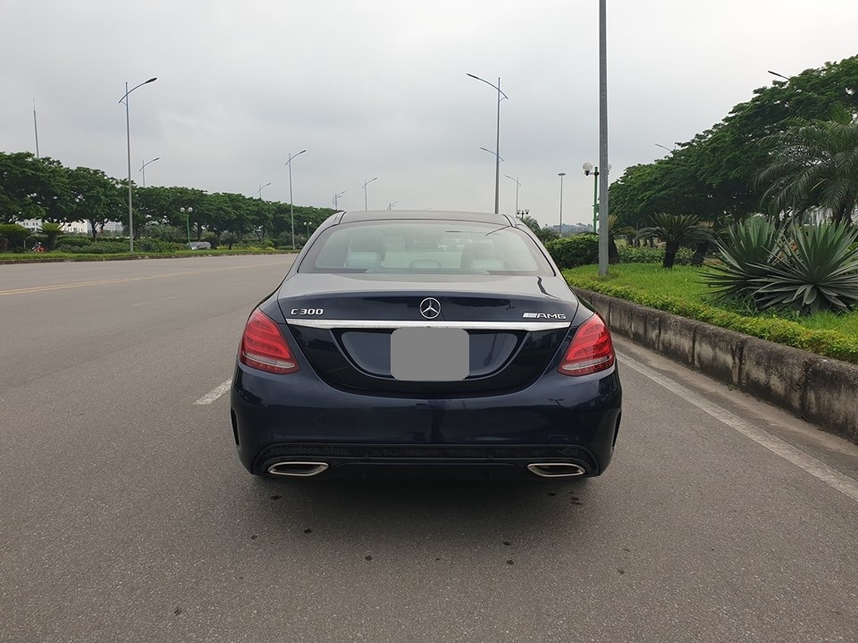 Bán Mercedes C300 AMG 2018 xanh đen cực kỳ sang trọng.