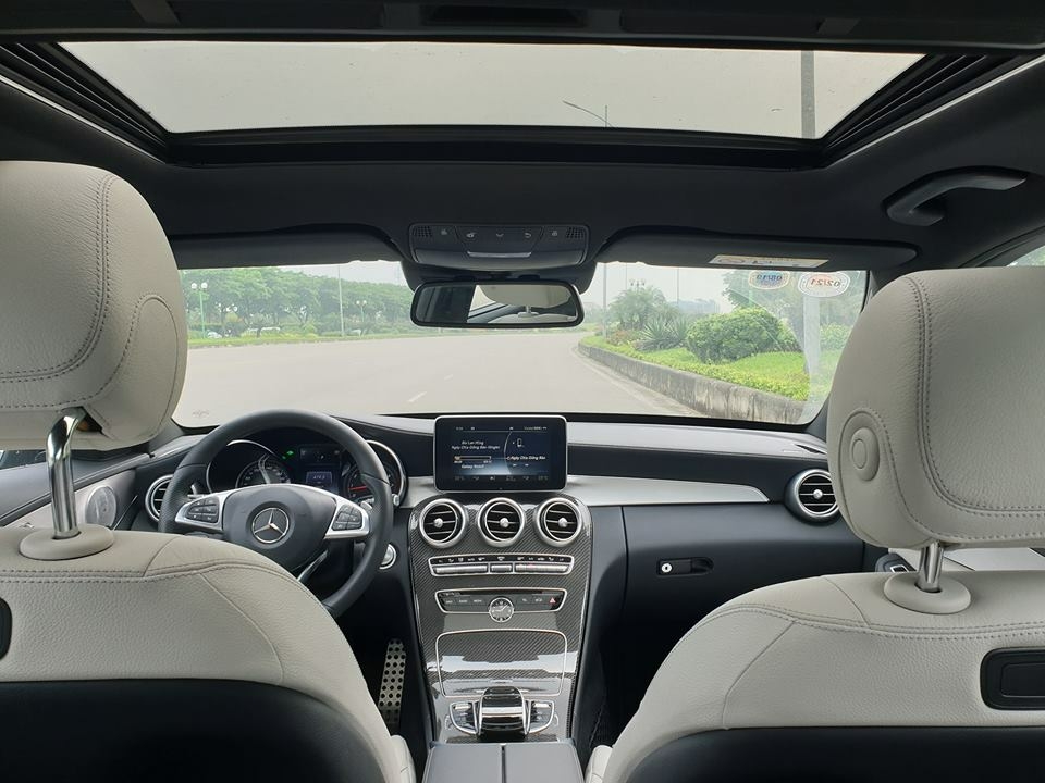 Bán Mercedes C300 AMG 2018 xanh đen cực kỳ sang trọng.