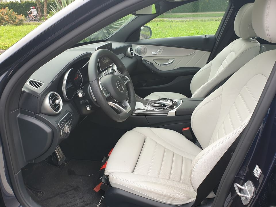 Bán Mercedes C300 AMG 2018 xanh đen cực kỳ sang trọng.