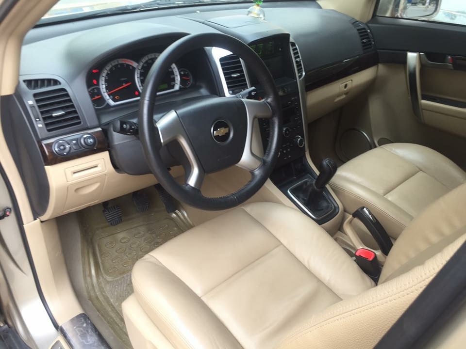 Cần bán xe Chevrolet Captiva 2010 số sàn máy dầu, màu vàng cát