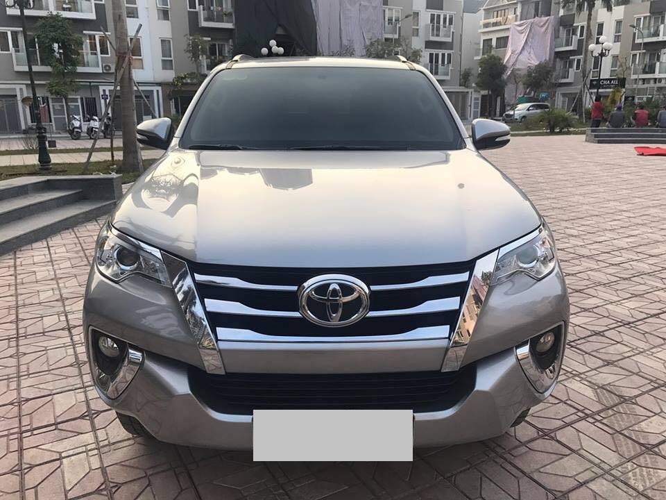 Bán Toyota Fortuner 2018 tự động xăng màu bạc xe như mới