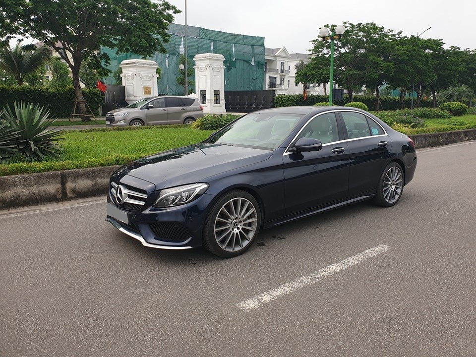 Bán Mercedes C300 AMG 2018 xanh đen cực kỳ sang trọng