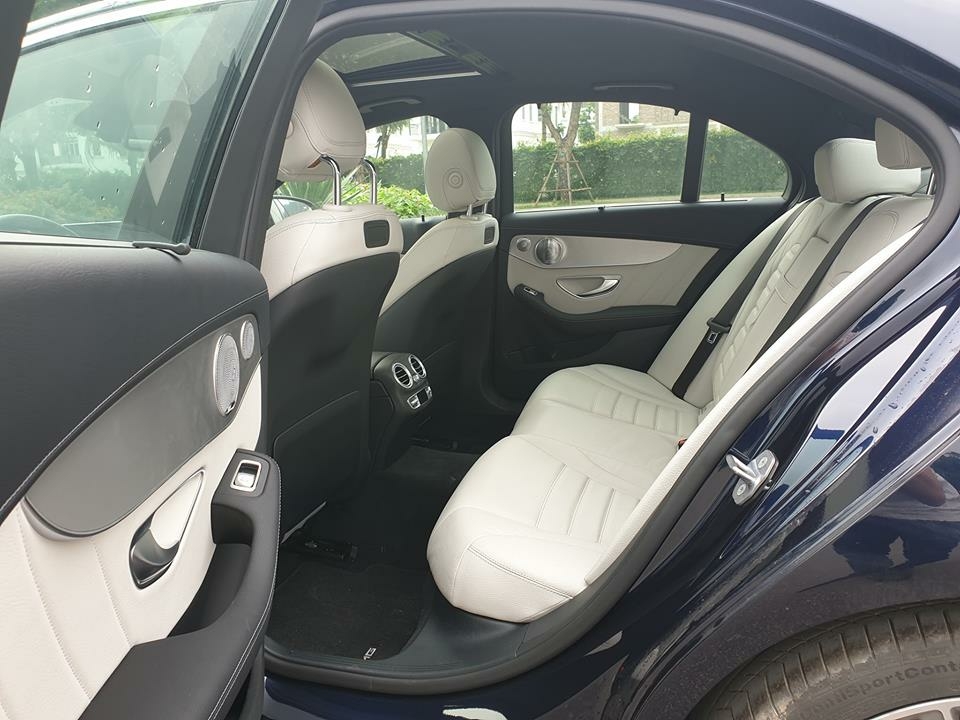 Bán Mercedes C300 AMG 2018 xanh đen cực kỳ sang trọng