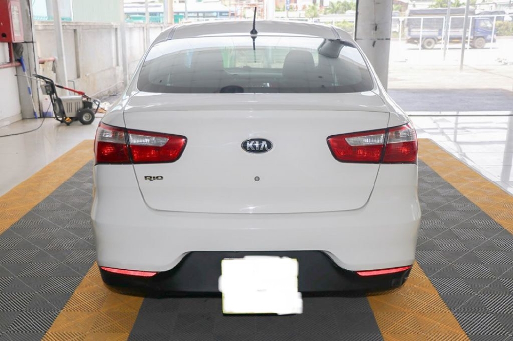 Bán Kia Rio 1.4MT sedan 2016, màu trắng, đúng chất, giá TL, hổ trợ góp
