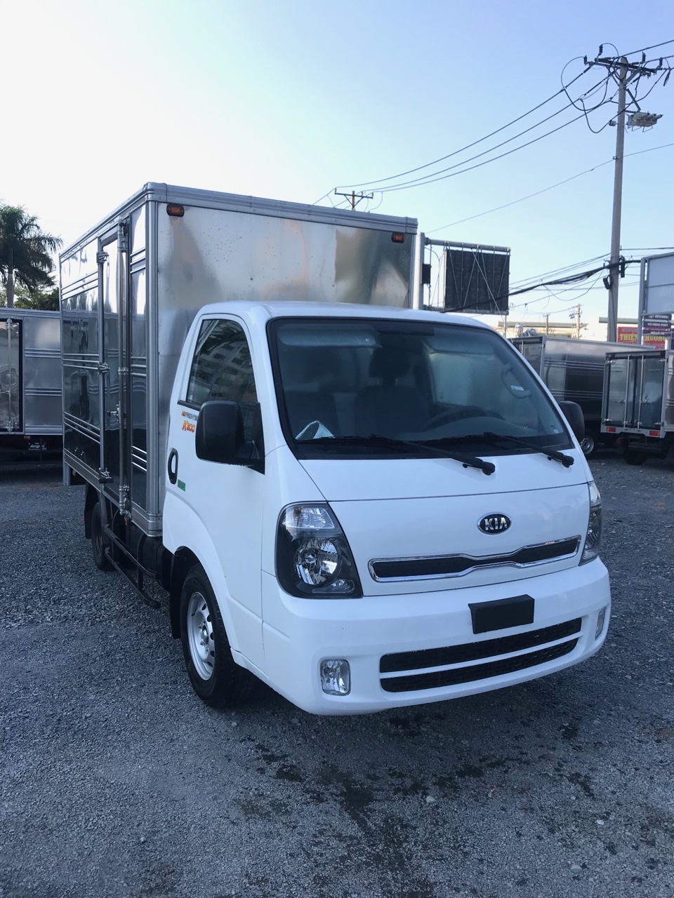 Cần bán xe tải K200 thùng kín tải trọng 1,9 tấn lưu thông nội ô sài gòn, hỗ trợ trả góp 75% giá trị xe.