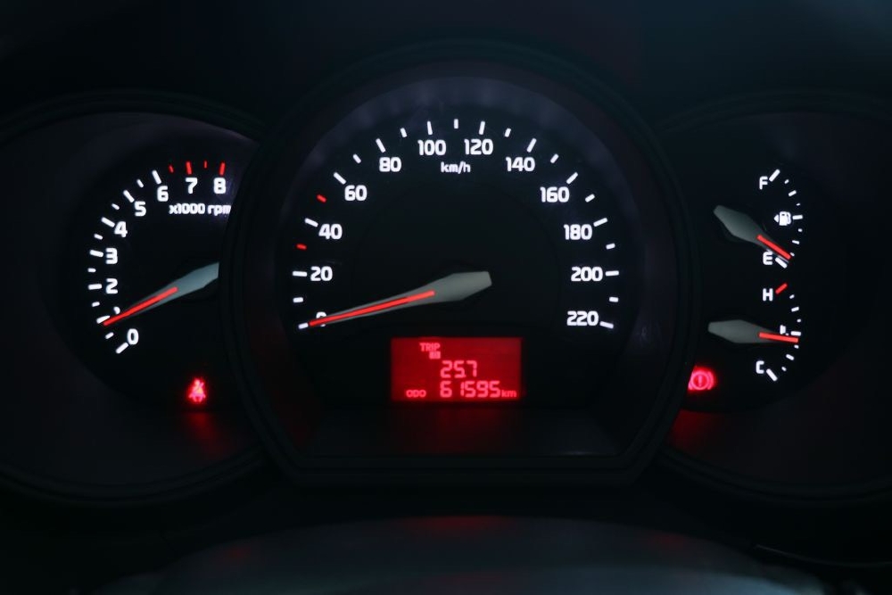 Bán Kia Rio 1.4MT sedan 2016, màu trắng, đúng chất, giá TL, hổ trợ góp