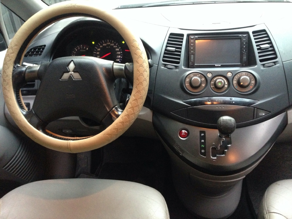 Cần bán xe Mitsubishi Grandis 2006 màu bạc số tự động 7 chỗ