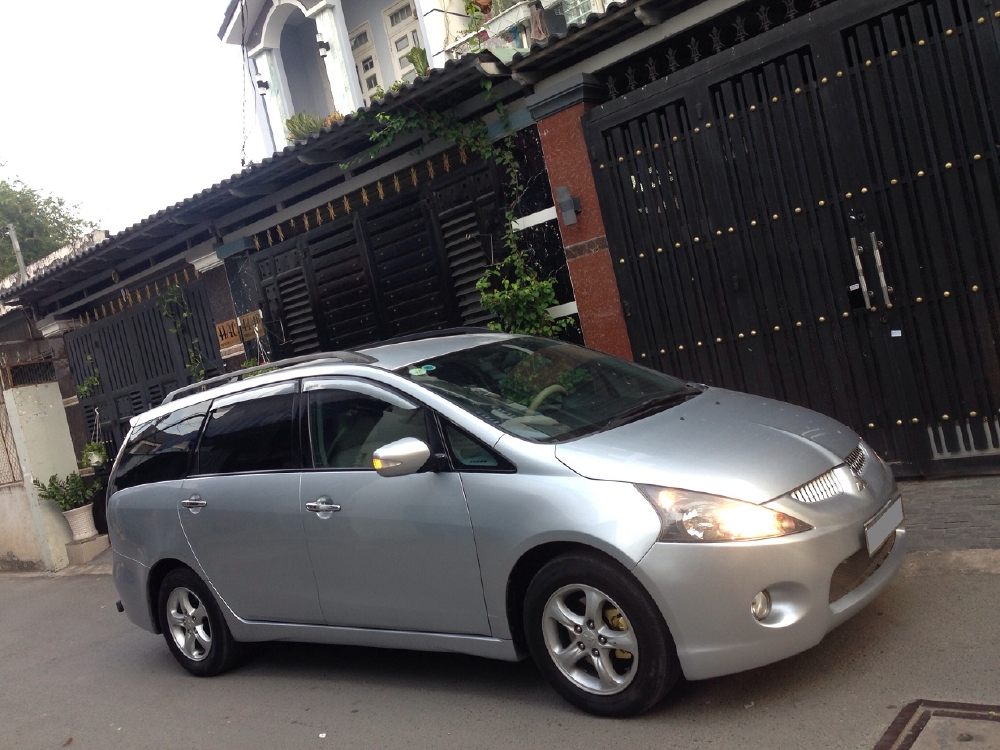 Cần bán xe Mitsubishi Grandis 2006 màu bạc số tự động 7 chỗ