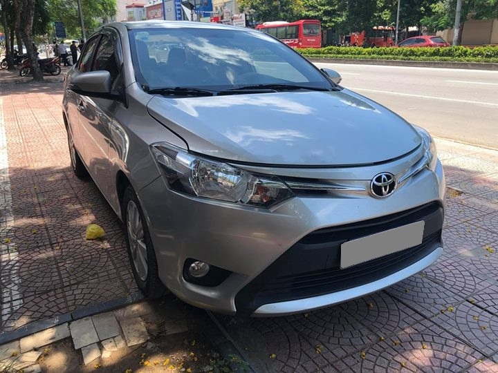 Bán Toyota Vios 2017 số sàn màu Bạc gia đình đi kỹ.