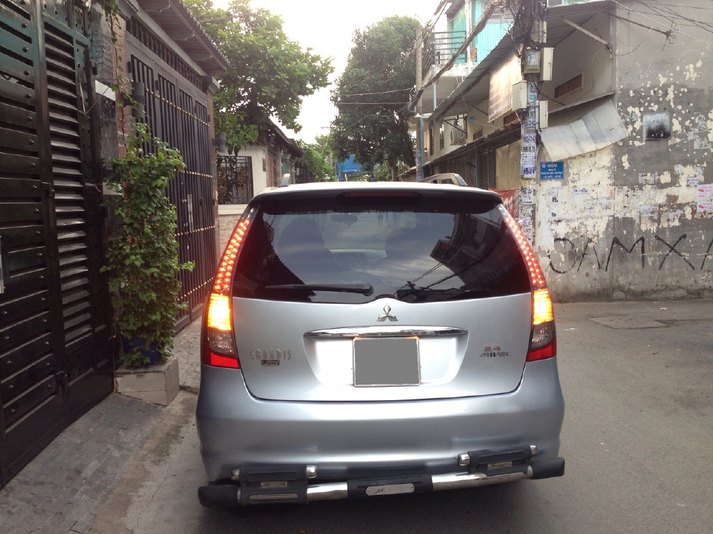 Cần bán xe Mitsubishi Grandis 2006 màu bạc số tự động 7 chỗ