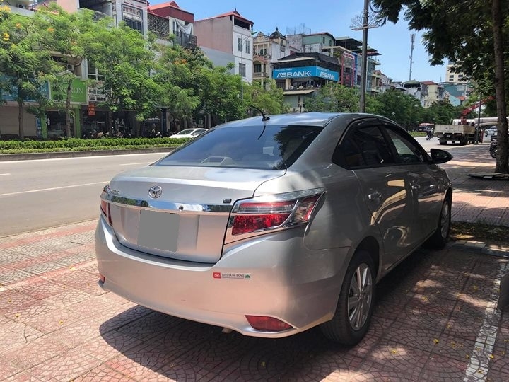 Bán Toyota Vios 2017 số sàn màu Bạc gia đình đi kỹ.