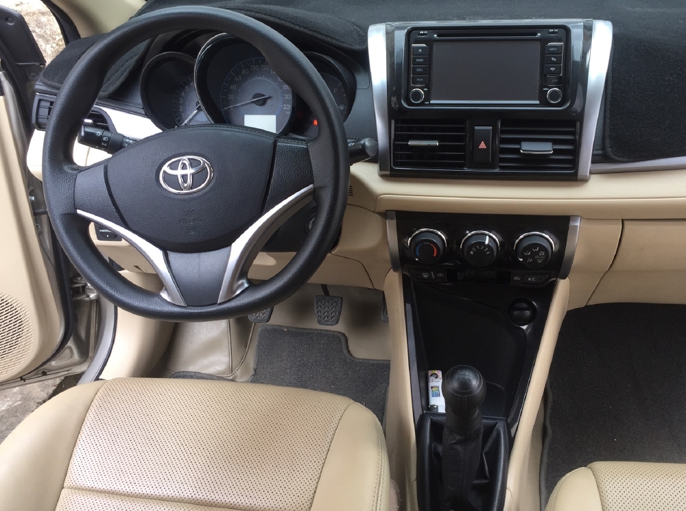 Bán Toyota Vios 2017 số sàn màu Bạc gia đình đi kỹ.