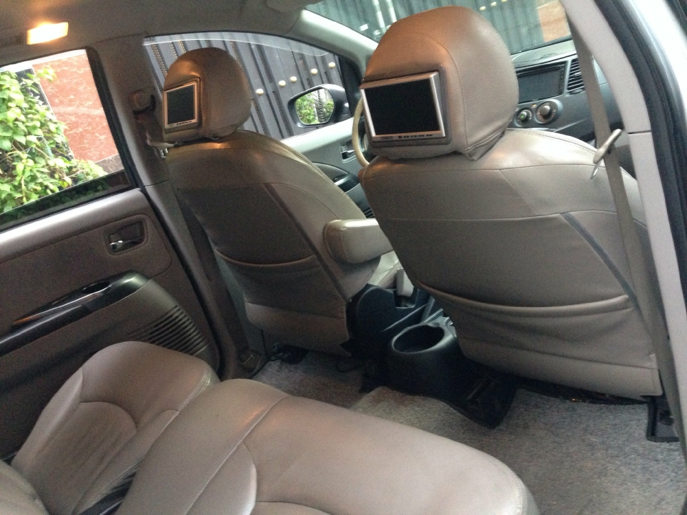 Cần bán xe Mitsubishi Grandis 2006 màu bạc số tự động 7 chỗ