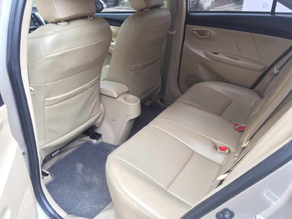 Bán Toyota Vios 2017 số sàn màu Bạc gia đình đi kỹ.