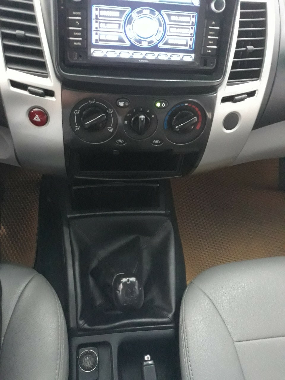 Mitsubishi Pajero Sport 2016 Số sàn Máy Dầu màu trắng