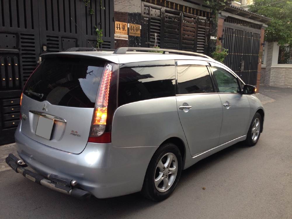 Cần bán xe Mitsubishi Grandis 2006 màu bạc số tự động 7 chỗ
