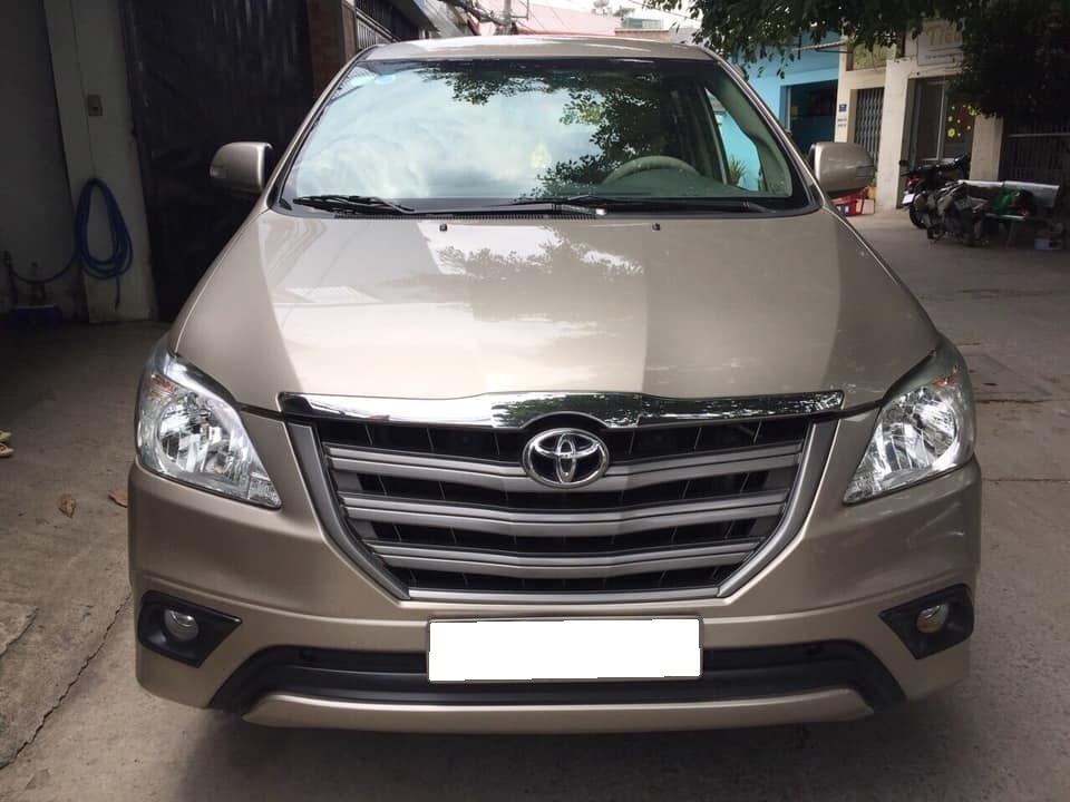 Gia đình cần bán xe Innova 2016, số sàn, máy xăng, màu vàng cát