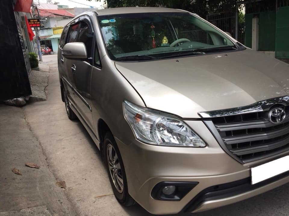 Gia đình cần bán xe Innova 2016, số sàn, máy xăng, màu vàng cát