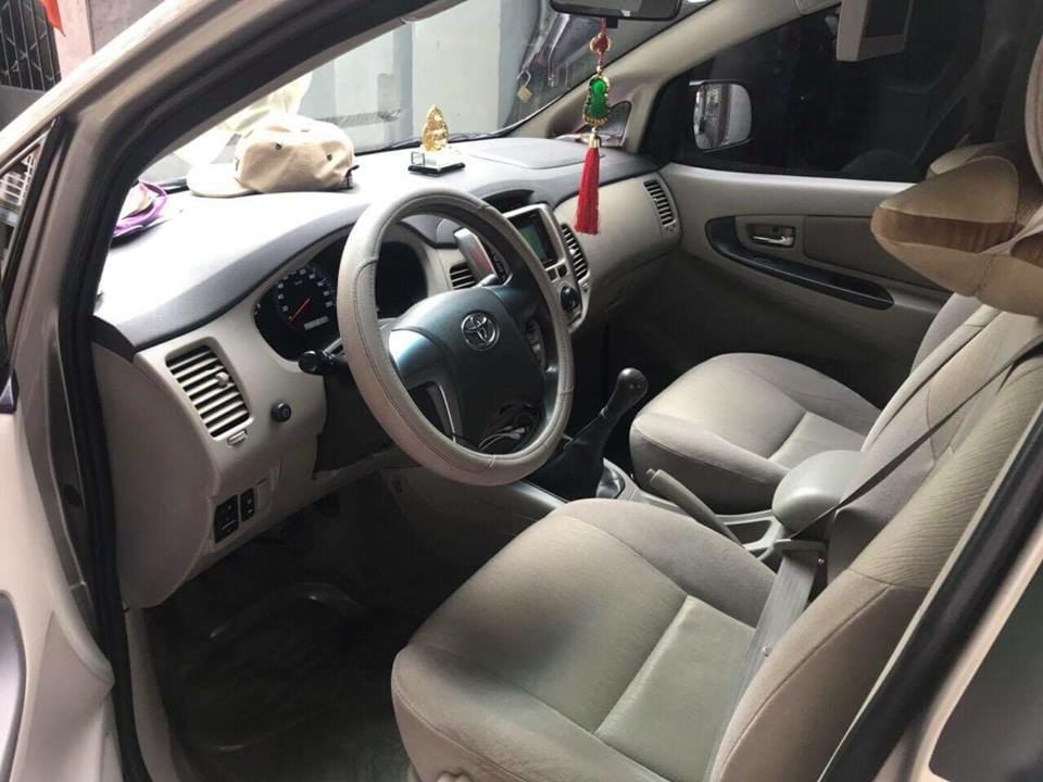 Gia đình cần bán xe Innova 2016, số sàn, máy xăng, màu vàng cát