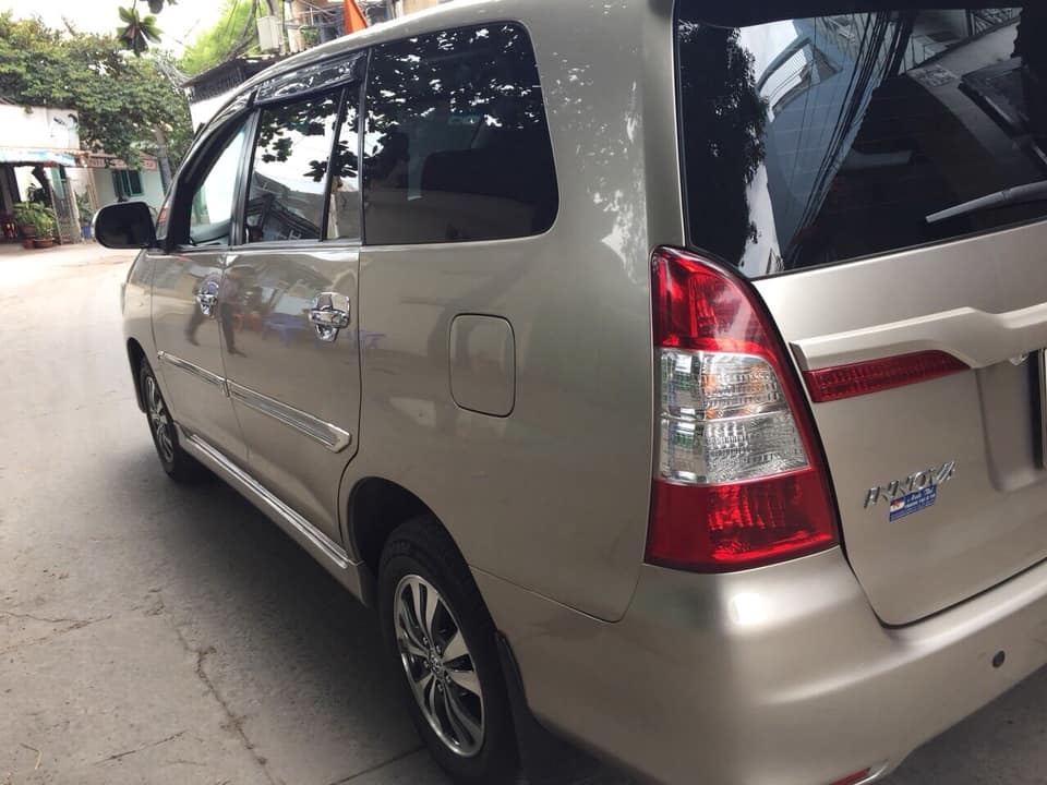 Gia đình cần bán xe Innova 2016, số sàn, máy xăng, màu vàng cát