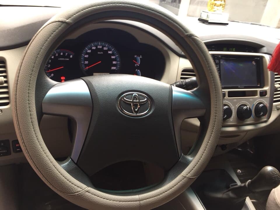 Gia đình cần bán xe Innova 2016, số sàn, máy xăng, màu vàng cát