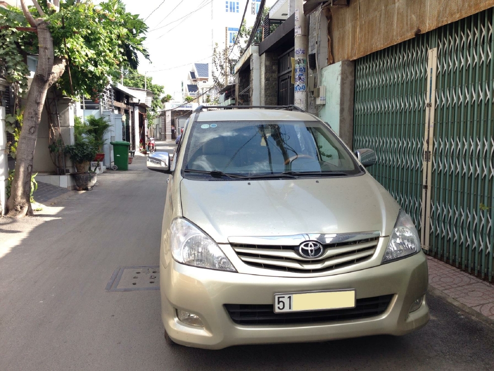 Kẹt tiền bán xe Toyota Innova G số sàn 2012 màu nâu vàng