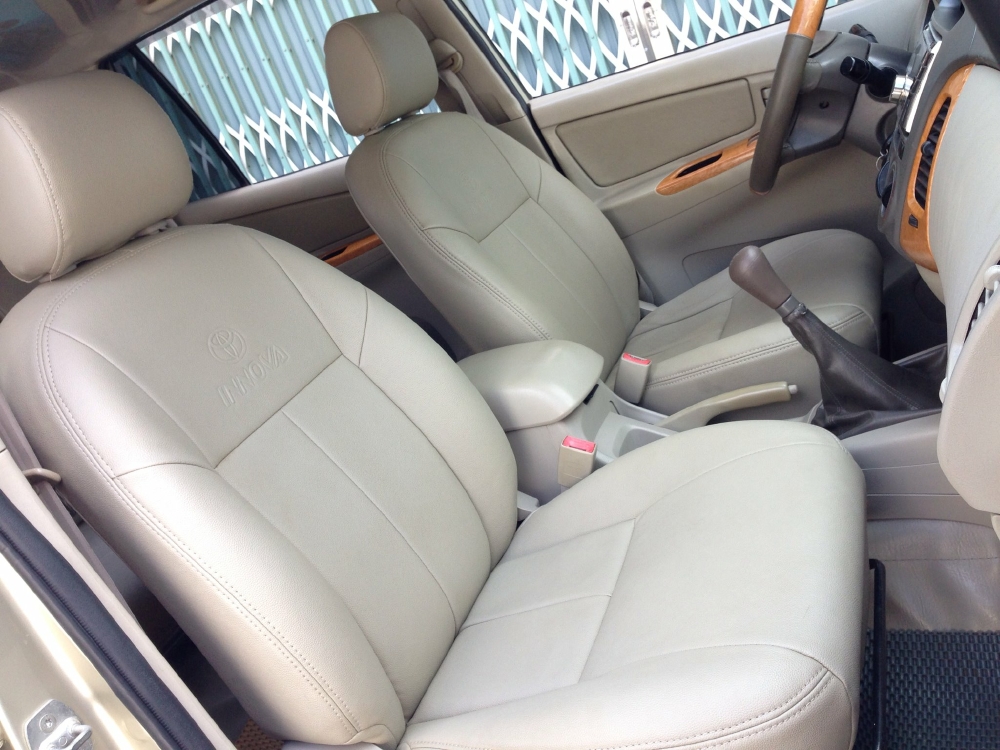 Kẹt tiền bán xe Toyota Innova G số sàn 2012 màu nâu vàng