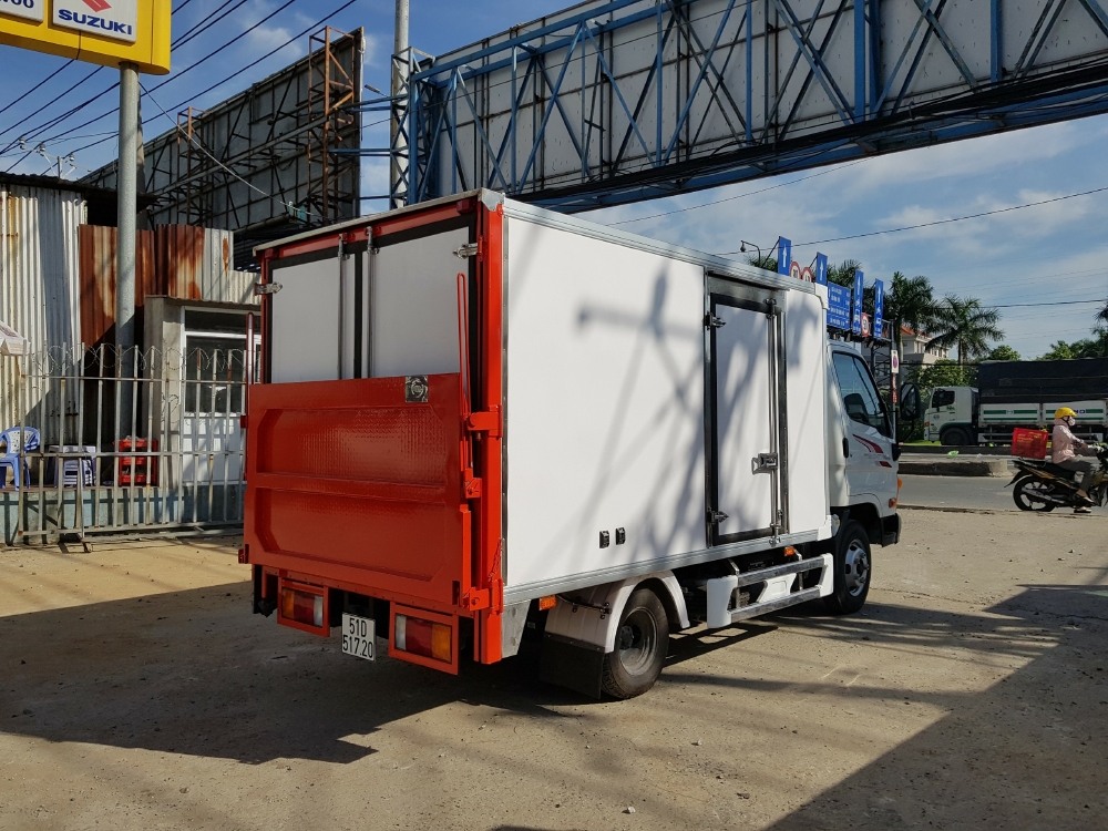 Xe tải thùng kín bửng nâng HYUNDAI N250 tải 1.9 tấn - Trả Góp