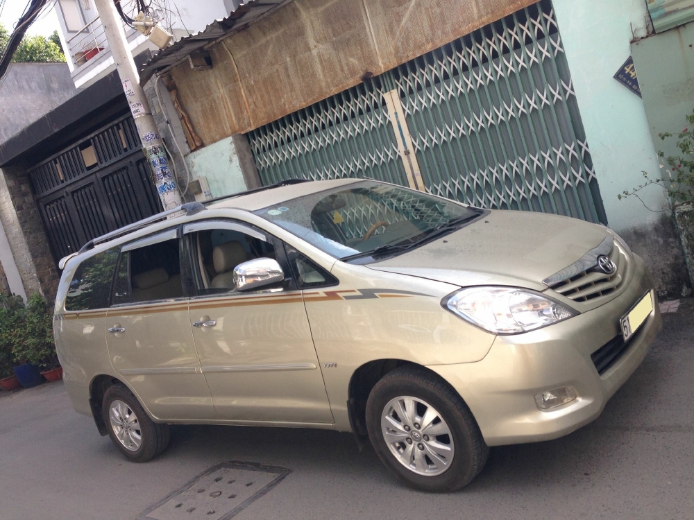 Kẹt tiền bán xe Toyota Innova G số sàn 2012 màu nâu vàng