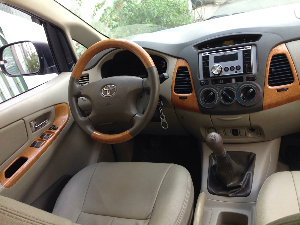 Kẹt tiền bán xe Toyota Innova G số sàn 2012 màu nâu vàng