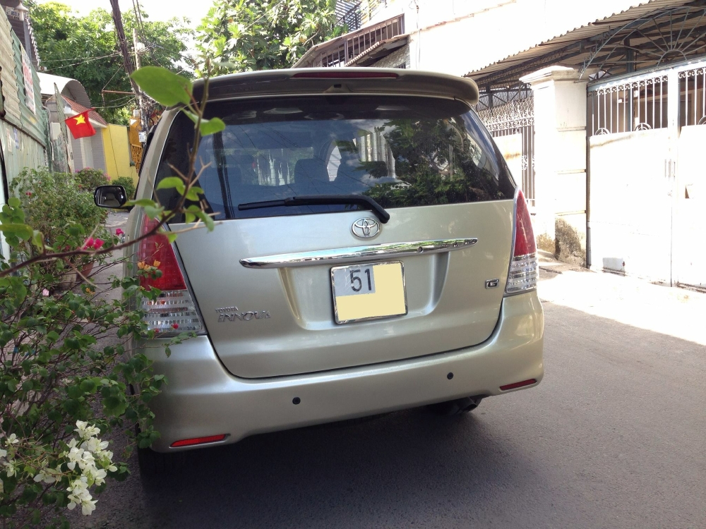 Kẹt tiền bán xe Toyota Innova G số sàn 2012 màu nâu vàng