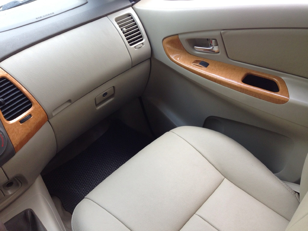Kẹt tiền bán xe Toyota Innova G số sàn 2012 màu nâu vàng