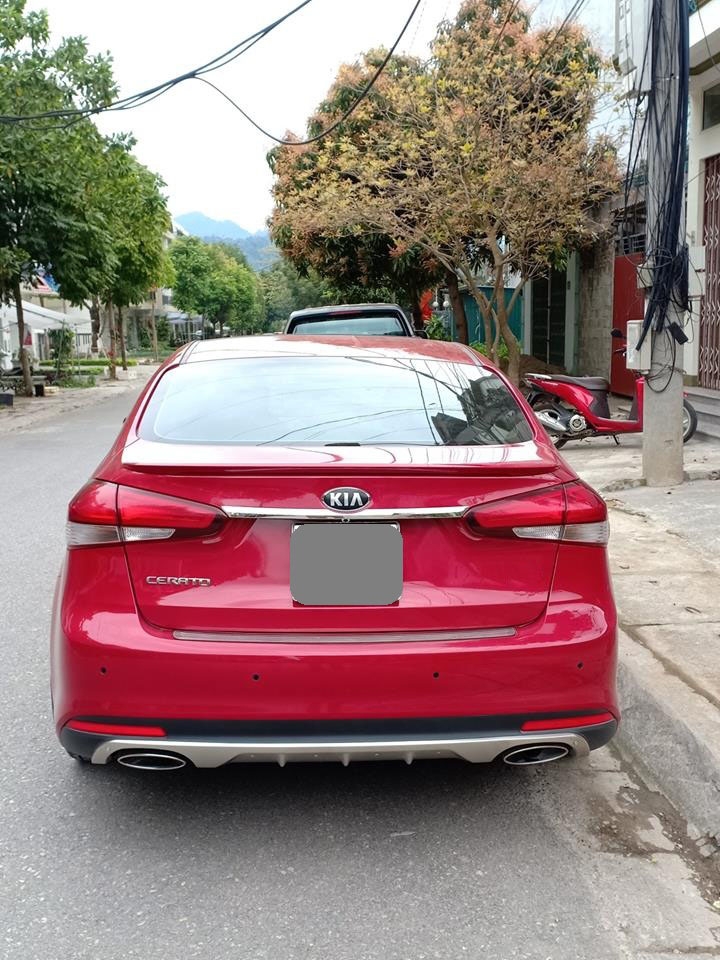 Cần bán xe Kia Cerato 2018 số tự động màu đỏ bstp
