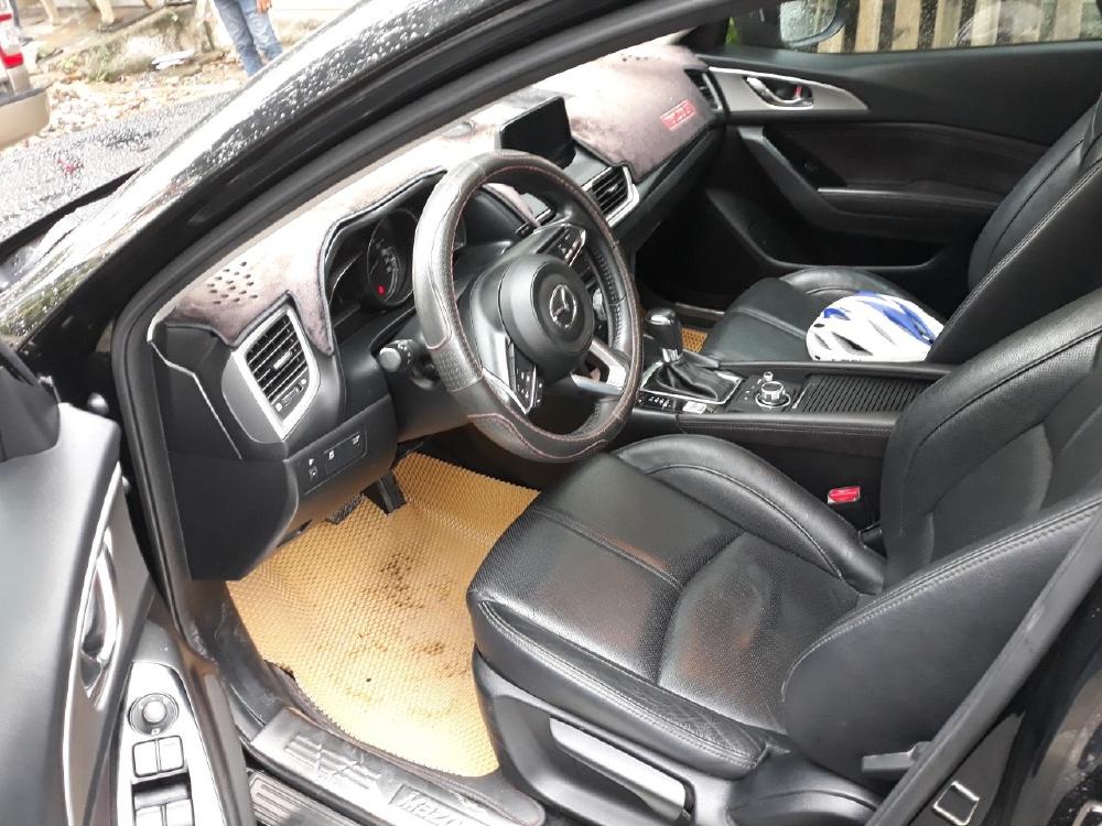 Bán Mazda 3 1.5 sedan 2018, màu đen, đúng chất, giá TL, hổ trợ góp