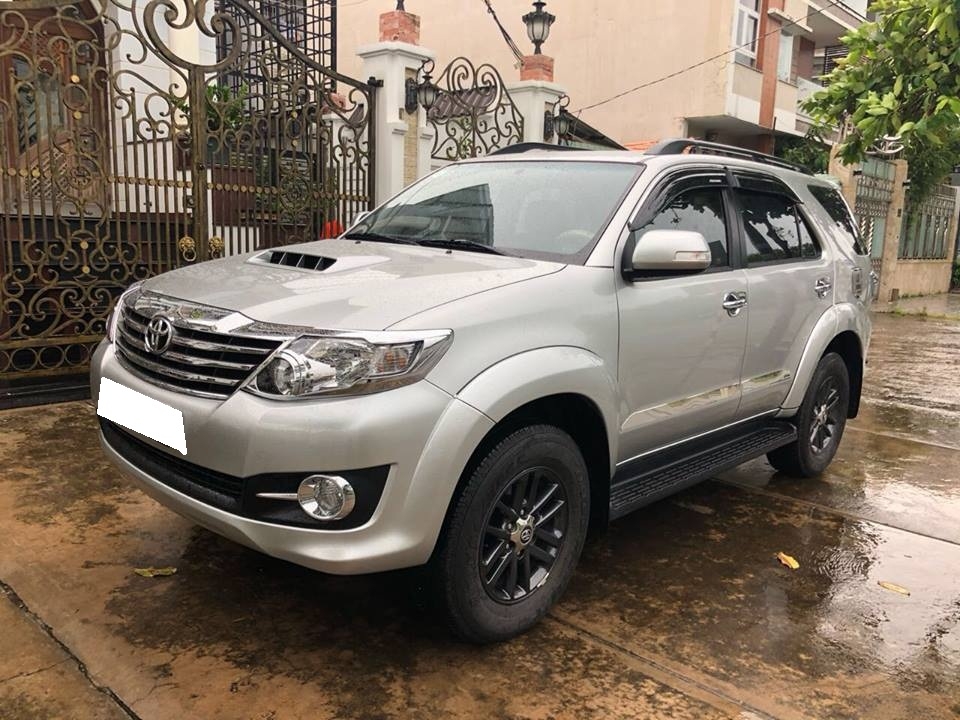 Bán Xe Fortuner màu bạc  2015 máy dầu xe chính chủ. Xe mình đi kỹ