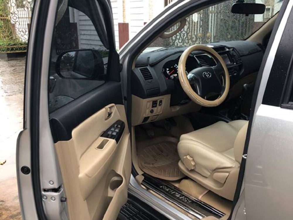 Bán Xe Fortuner màu bạc  2015 máy dầu xe chính chủ. Xe mình đi kỹ