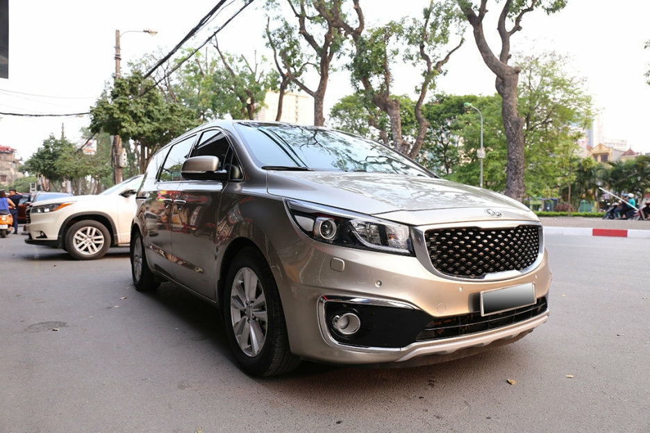 Gia đình cần bán Sedona 2018, số tự động, bản full 3.3L, màu vàng cát